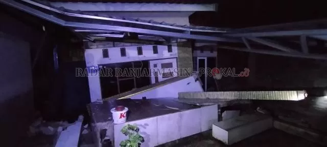 TURUN: Pondasi rumah di Jalan Pramuka ini turun sedalam 1,5 meter. Syukur, penghuni diselamatkan para tetangga. | FOTO: MAULANA/RADAR BANJARMASIN