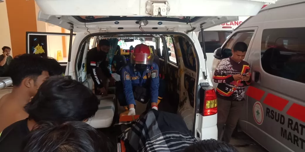 Proses evakuasi korban tersetrum di tengah banjir di Jalan Cempaka, Gang Plamboyan, Kelurahan Jawa Laut, Kecamatan Martapura, Banjar, Jumat (18/12) sore pukul 15.00 Wita. | FOTO: DAMKAR MARTAPURA KOTA
