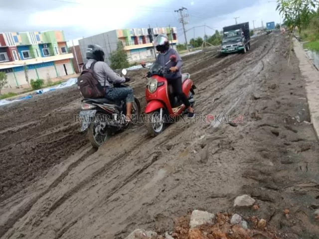 PARAH: Jalan Liang Anggang-Bati-Bati yang hancur karena pengerjaan proyek rehab asal-asalan. | FOTO: M OSCAR FRABY/RADAR BANJARMASIN