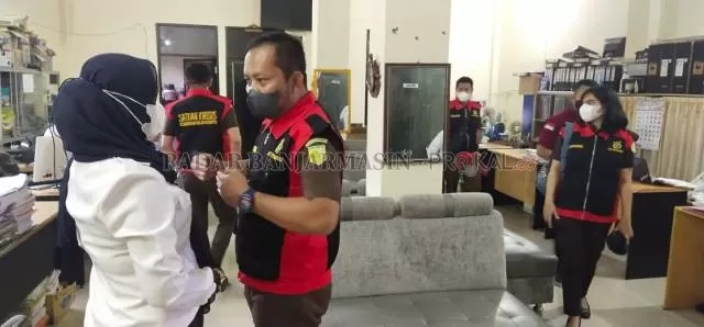 KASUS: Tim Pidsus Kejaksaan HSU saat melaksanakan pengembangan penyidikan di Bidang Dikdas Kabupaten HSU. | Foto: Muhammad Akbar/Radar Banjarmasin