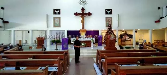 DEKORASI: Persiapan natal di Gereja Hati Yesus Yang Maha Kudus, Banjarmasin. | FOTO: ENDANG SYARIFUDIN/RADAR BANJARMASIN