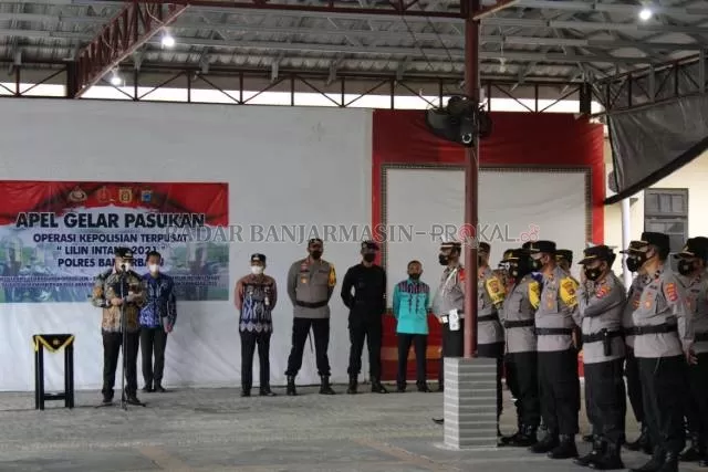 AMANKAN NATARU: Wali Kota Banjarbaru, Aditya Mufti Ariffin bersama Kapolres Banjarbaru, AKBP Nur Khamid memberikan arahan kepada personel pengamanan Nataru dalam apel gelar pasukan Operasi Lilin Intan 2021 kemarin. | Foto: Muhammad Rifani/Radar Banjarmasin