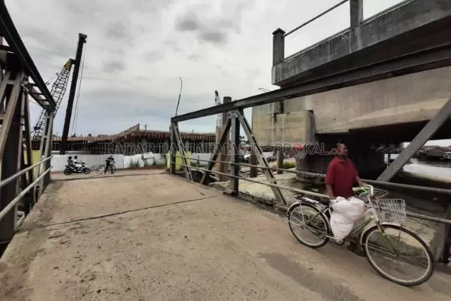 AREA PROYEK: Proyek Jembatan HKSN di Jalan Kuin Utara, Banjarmasin Utara. Proyek ini dikejar tenggat waktu dan masalah hukum.