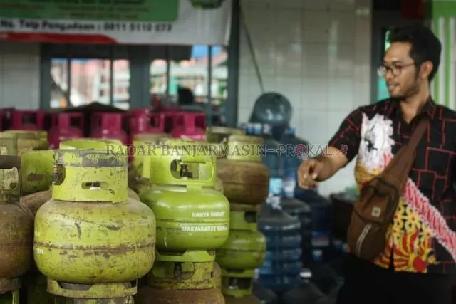 GAS SUBSIDI: Tabung gas 3 kilogram warna hijau ini masih disubsidi dan merupakan hak warga miskin. | FOTO: MAULANA/RADAR BANJARMASIN
