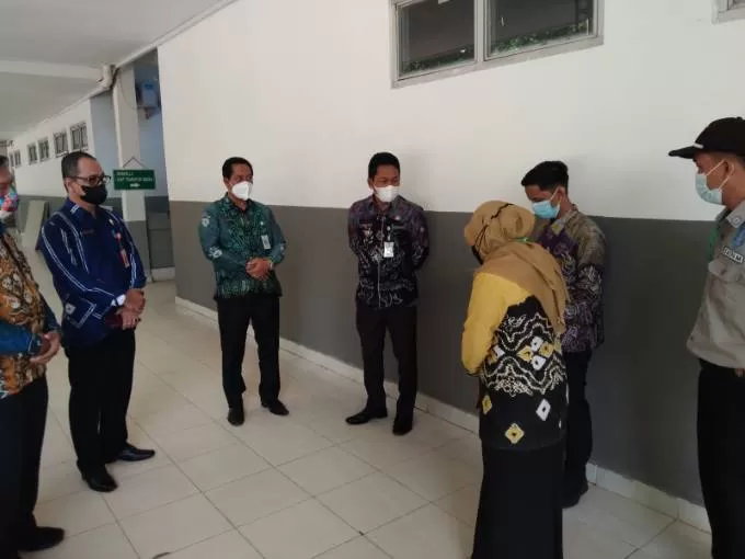 SIDAK : Bupati Balangan, Abdul Hadi (tengah) saat melakukan inspeksi mendadak ke RSUD Balangan. : FOTO MC FOR RADAR BANJARMASIN.