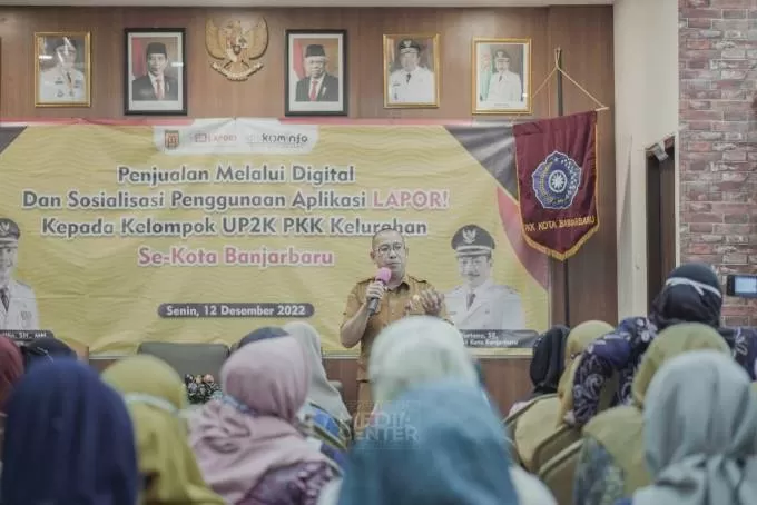 LAPOR: Sosialisasi aplikasi LAPOR! dan pelatihan penjualan melalui digital bagi Kelompok Usaha Peningkatan Pendapatan Keluarga (UP2K) PKK Kelurahan se-Kota Banjarbaru di aula Sekretariat PKK, Senin (12/12).