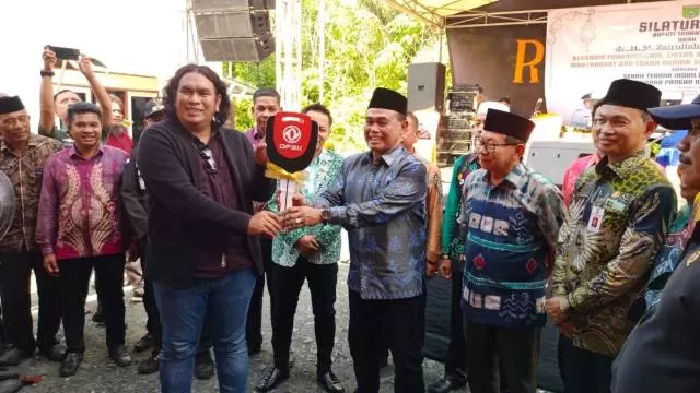 SILATURAHMI: Bupati Tanbu, Zairullah Azhar memberikan bantuan kepada warga Kusan Tengah.