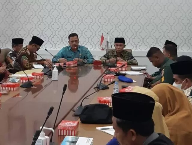 RAKOR: Sekda Ambo Sakka memimpin rapat koordinasi bersama berbagai instansi terkait untuk pengamanan Nataru.