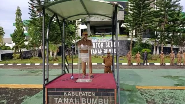 HUT: Bupati Tanbu, Zairullah Azhar memimpin perayaan Hari Bakti PUPR ke 77, Senin (5/12) pagi di Halaman Kantor Pemkab Tanbu.