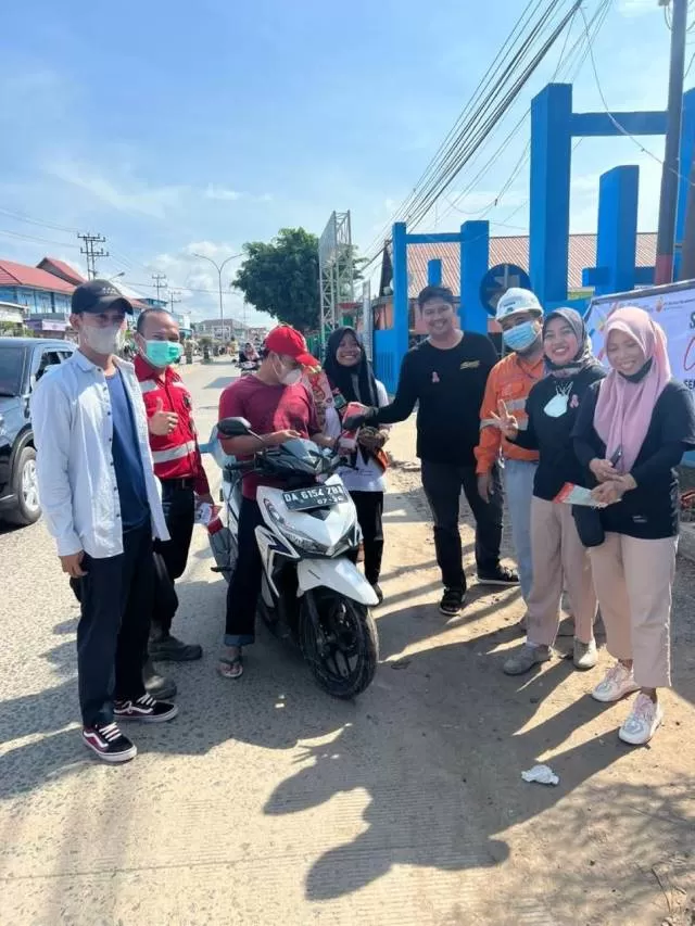 SOSIALISASI: KPA Tanbu bersama Dinkes sosialisasikan bahaya AIDS kepada warga, Kamis (1/12).