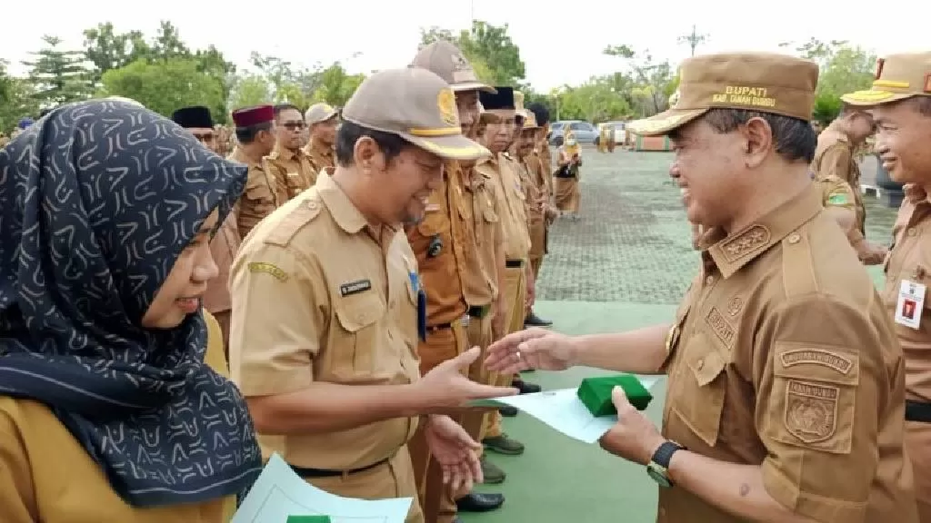 Bupati Zairullah Azhar menyalami ASN saat apel Senin pagi kemarin, dia juga sebelumnya memberikan wejangan kepada mereka