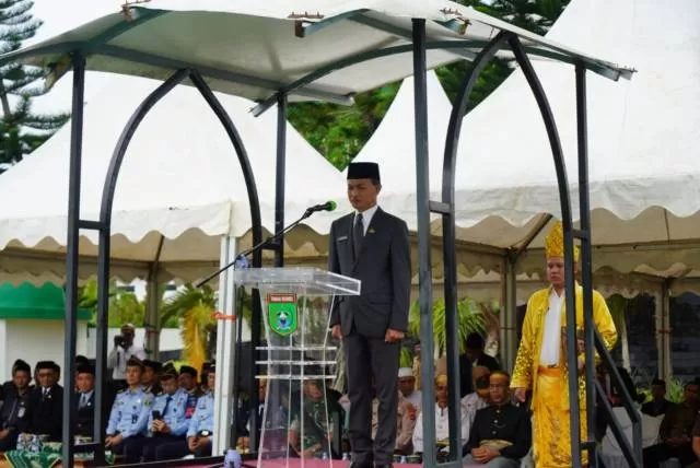 UPACARA: Sekda Ambo Sakka memimpin jalannya upacara Hari Amal Bakti di Pemkab Tanbu, Selasa (3/1) pagi.