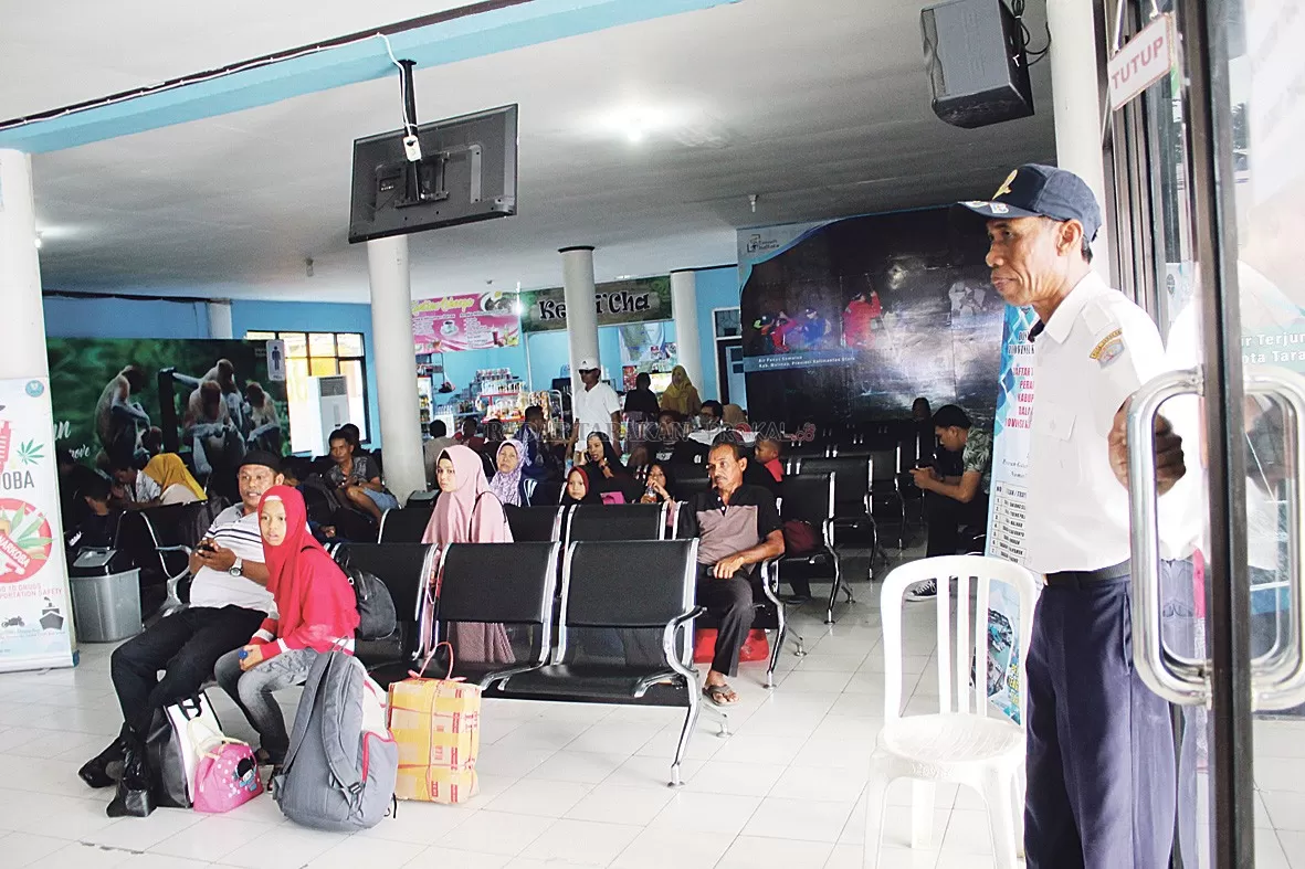 RAMAI: Suasana keberangkatan di Pelabuhan Tengkayu I setelah speedboat reguler kembali beroperasi, kemarin (7/1).