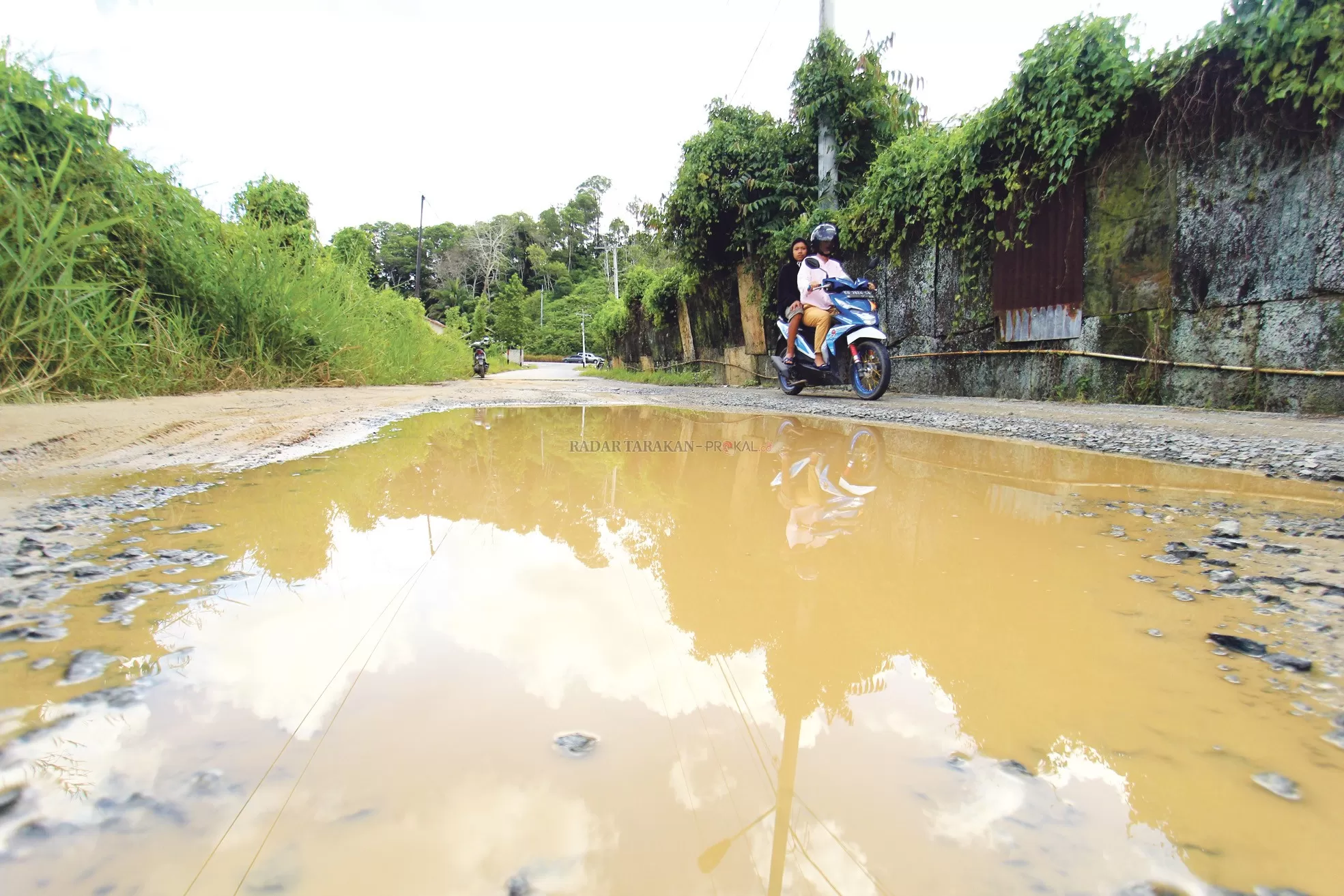 LAZIM DIKELUHKAN: Salah satu masalah yang paling banyak ditemui di Tarakan yakni jalan lingkungan yang mengalami kerusakan. Diharapkan dengan anggaran yang digelontorkan pemerintah, akses warga membaik.
