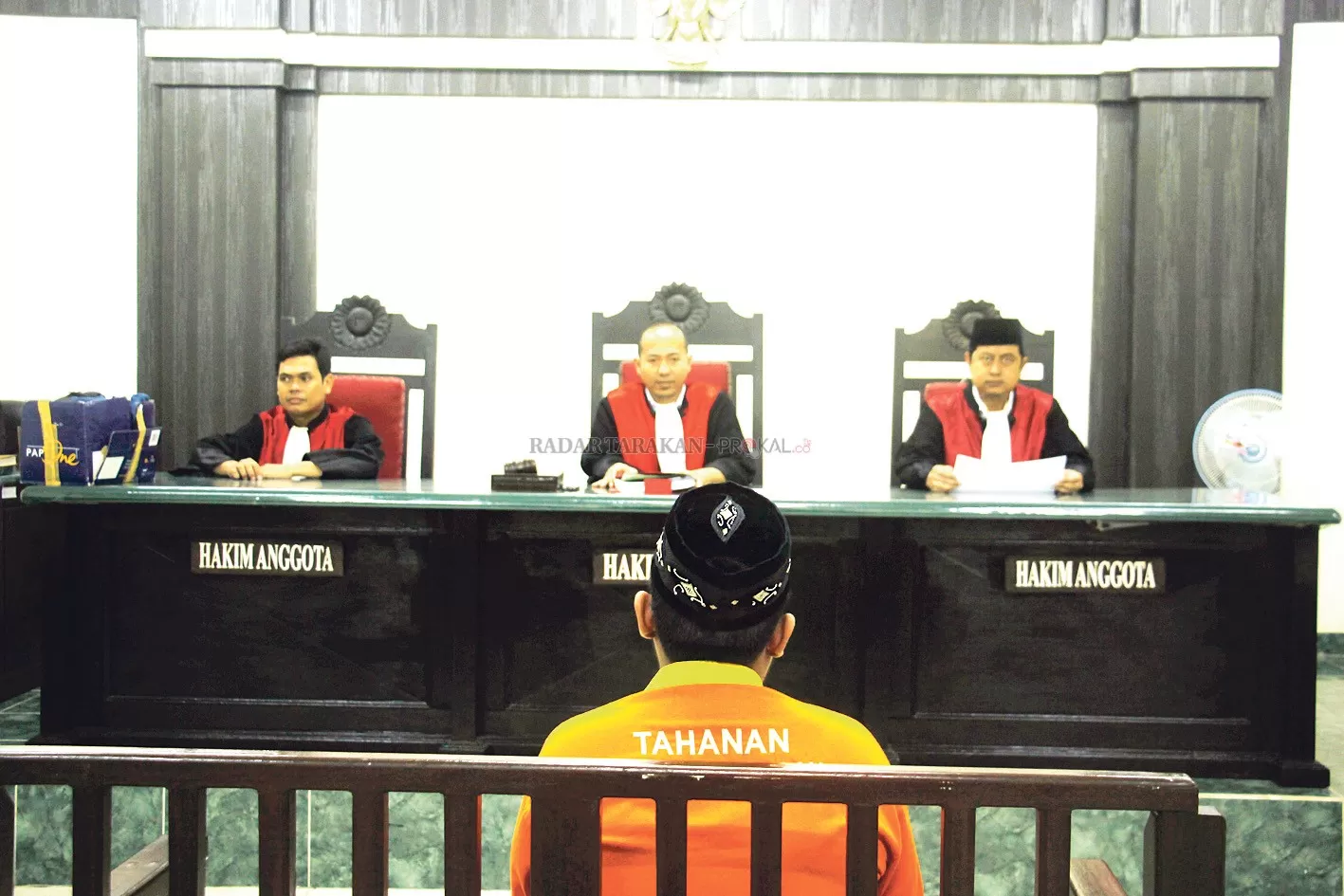 TERDAKWA: AF duduk di kursi pesakitan lantaran kasus penyelundupan narkotika golongan satu jenis sabu sebanyak 38 kg.