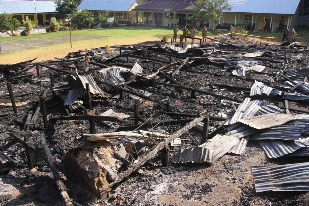TINGGAL ARANG: Aula SMPN 2 Tanjung Palas habis terbakar pada Minggu (19/1) dini hari. Disdikbud Bulungan berupaya akan membangun gedung baru.