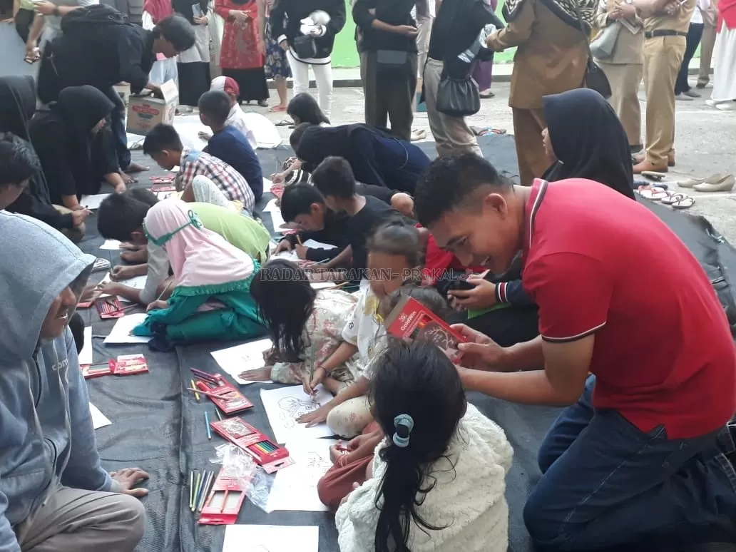 MENGUATKAN: Kabag Psikologi Biro SDM Polda Kaltara Kompol Imam Suhadak M.Psi, Psikolog, bersama tim saat mengajak anak-anak di posko tanggap darurat Sebengkok mewarnai gambar.