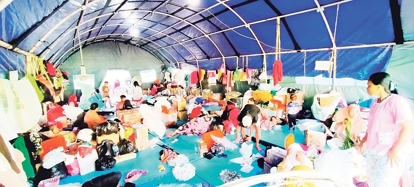 DITANGANI DENGAN BAIK: Kondisi korban kebakaran Pasar Batu di posko tanggap darurat di halaman Masjid Besar At-Taqwa, kemarin (29/1).