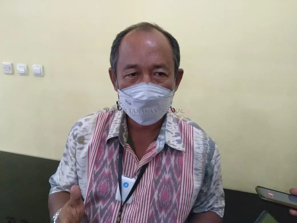 MONITOR LONJAKAN: Kepala Bandara Juwata Tarakan Agus Priyanto saat menginfokan kondisi terkini aktivitas penerbangan di Tarakan saat ditemui di Gedung Serbaguna Pemkot Tarakan, Selasa (4/5). YEDIDAH PAKONDO//RADAR TARAKAN