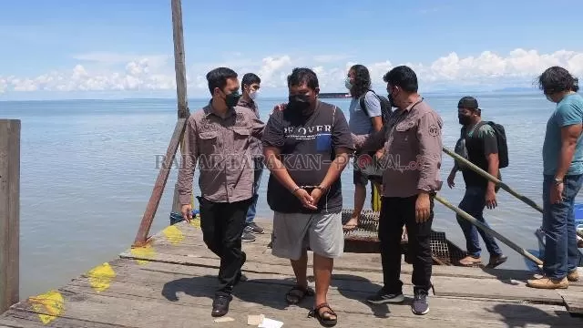 DIAMANKAN : Pelaku saat tiba di Tarakan dan langsung dibawa ke Mapolres Tarakan. FOTO: ELIAZAR/RADAR TARAKAN