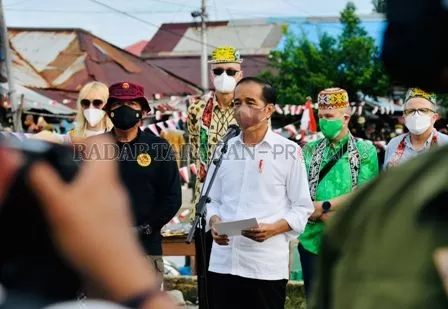 ANGKAT KESEJAHTERAAN: Didampingi sejumlah duta besar negara sahabat, Presiden Joko Widodo berbicara di tengah-tengah nelayan di Karang Rejo, Tarakan, Selasa (19/10). FOTO: BIRO PRES SETPRES
