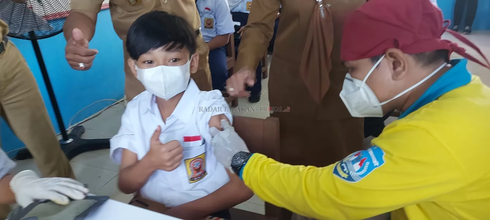 VAKSINASI PELAJAR: Vaksinasi pelajar sekolah menengah pertama sederajat di Nunukan yang masih terus berjalan. FOTO: RIKO ADITYA/RADAR NUNUKAN