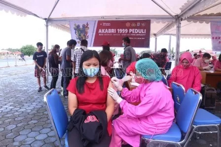 TINGKATKAN CAKUPAN: Vaksinasi oleh Polres Malinau, Kodim 0910 Malinau dan Bhayangkari di kawasan Prosehat Malinau Pelangi Intimung, Kamis (21/10). FOTO: HADI ARIS ISKANDAR/RADAR KALTARA