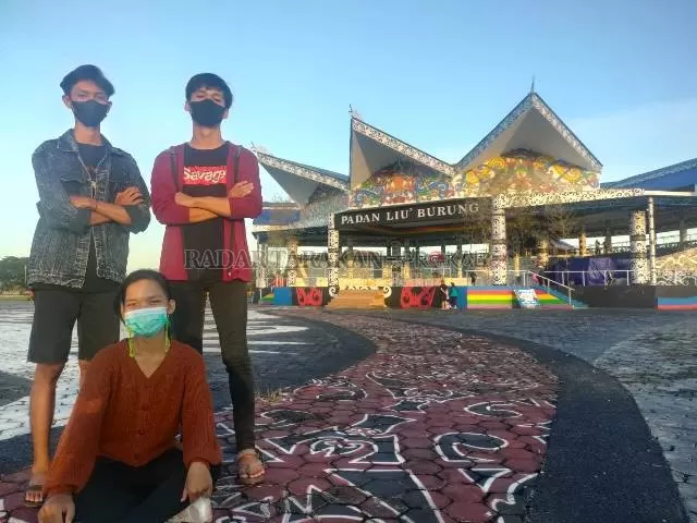 PUSAT KEGIATAN: Muda-mudi Kabupaten Malinau berfoto di depan panggung Padan Liu Burung di kawasan Prosehat Malinau Bumi Intimung yang akan menjadi pusat kegiatan HUT Ke-22 Malinau. FOTO: HADI ARIS ISKANDAR/RADAR KALTARA