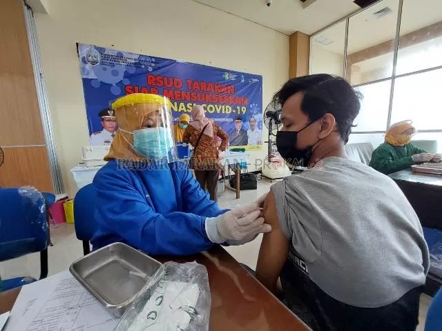 TARGET VAKSINASI: RSUD Tarakan mengejar target vaksinasi dalam rangka HUT Ke-9 Kaltara. FOTO: ELIAZAR/RADAR TARAKAN