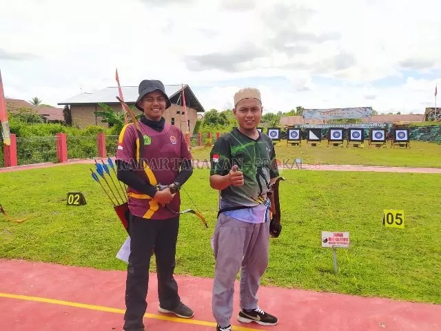 MEMBANGGAKAN: Kontingen Panahan KORMI Nunukan, Andi Asri dan Yusri, di Tanjung Selor, Minggu (24/10). FOTO: DOKUMENTASI KORMI