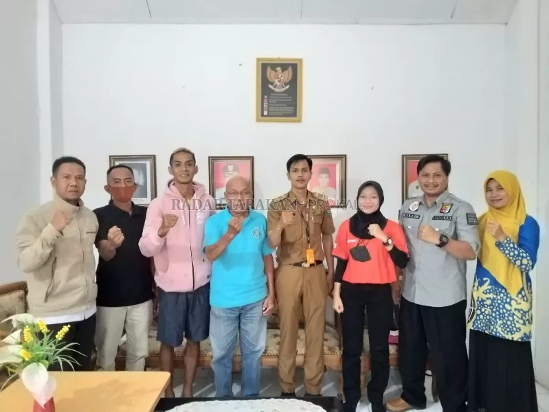 BERI APRESIASI: Ketua KONI Nunukan dan jajaran menyerahkan dana pembinaan atlet Nunukan peserta PON XX Papua, Senin (25/10). FOTO: RADAR NUNUKAN