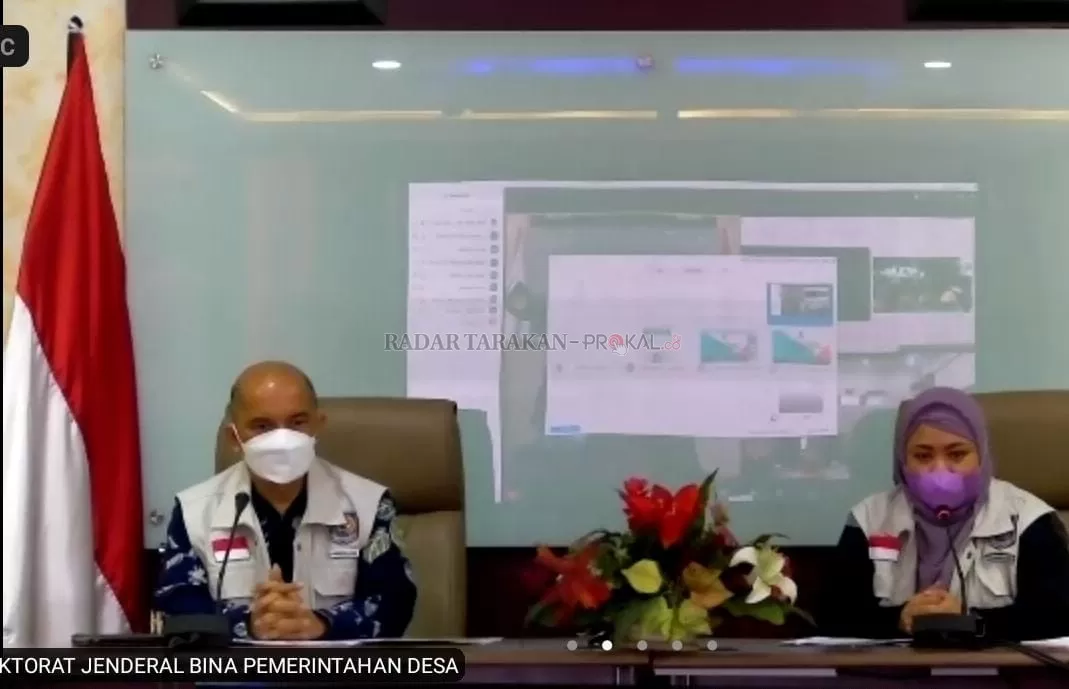 SERENTAK: Direktur Penataan dan Administrasi Pemerintahan Desa Ditjen Bina Pemdes Aferi S. Fudail memantau secara virtual penyelenggaraan pilkades di Pangkep, Kamis (4/11). FOTO: KEMENDAGRI