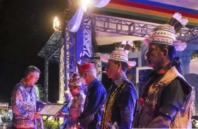 HADI ARIS/RADAR TARAKAN    DISERAHKAN: Bupati Malinau, Wempi Wellem Mawa menyerahkan piagam penghargaan kepada empat lembaga adat di Kabupaten Malinau.