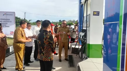 HADI ARIS/RADAR TARAKAN  LAYANAN BBM: Bupati Malinau, Wempi Wellem Mawa usai memotong pita tanda SPBU PT Hayati Mentarang Permai diresmikan.