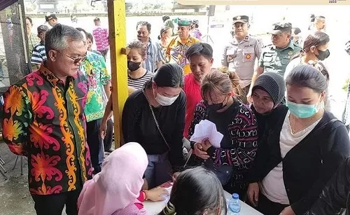 HADI ARIS/RADAR TARAKAN     RINGANKAN BEBAN WARGA: Bupati Malinau, Wempi Wellem Mawa saat melihat aktivitas pasar murah.