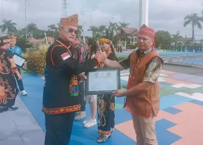 Hadi Aris/Radar Tarakan  APRESIASI: Bupati Malinau, Wempi Wellem Mawa menyerahkan piagam penghargaan kepada salah satu pemuda Kabupaten Malinau yang berkontribusi dalam pembangunan daerah.