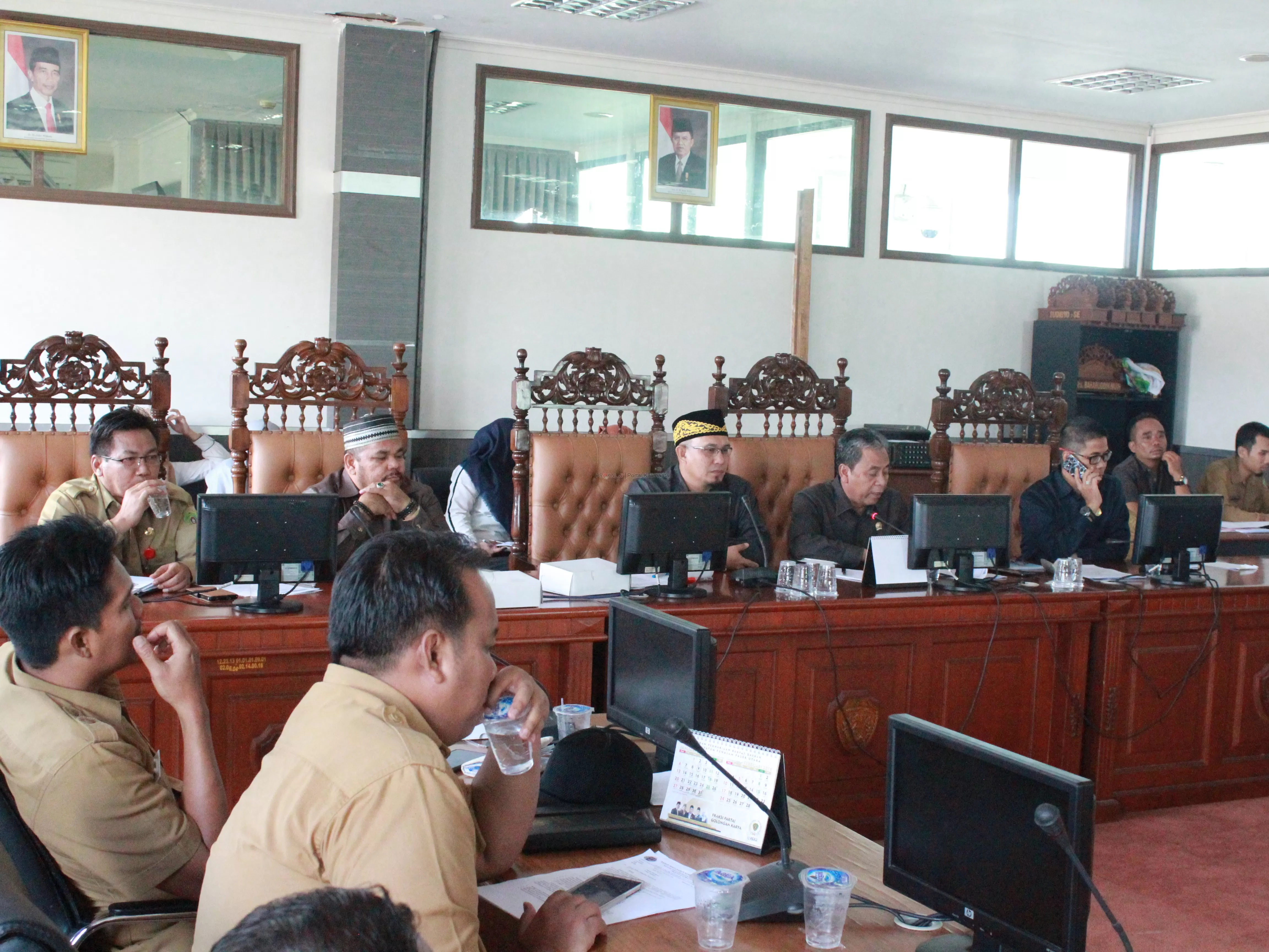 SEGERA BENTUK PANSUS : Ketua DPRD PPU,  Nanang Ali (tiga dari kanan) saat memimpin pertemuan dengan perwakilan warga enam kelurahan di Kecamatan Penajam dan Sepaku. Terkait sengketa lahan HGU dengan PT TKA. (rikip agustani)