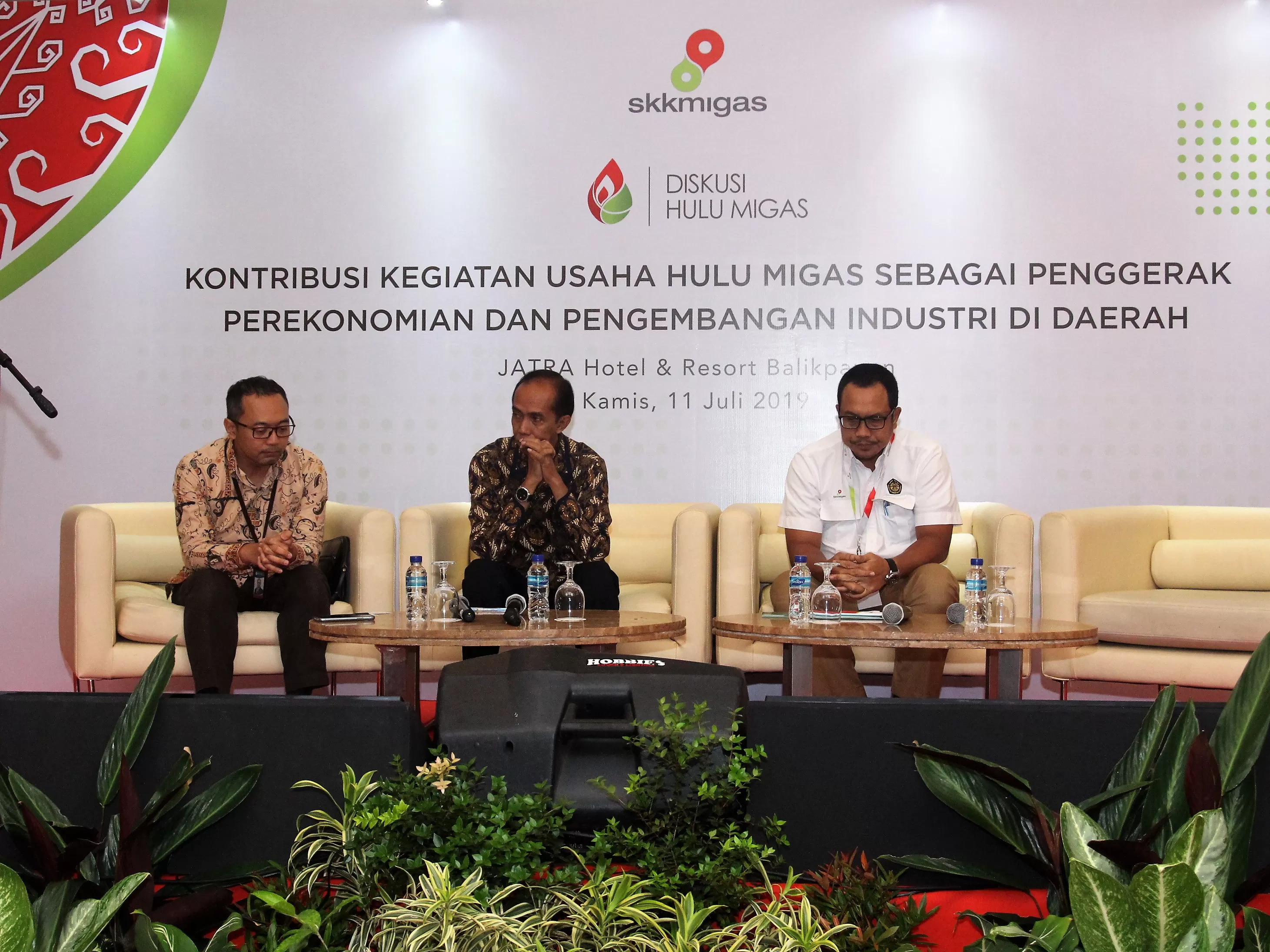 Narasumber yang hadir pada diskusi hulu migas (kiri ke kanan) Bpk. Bimo Epyanto selaku Kepala Perwakilan Bank Indonesia Balikpapan, Bpk Dr. Aji Sofyan Effendi, Dosen Fakultas Ekonomi Universitas Mulawarman dan Bpk. Syariffudin, Kepala Perwakilan SKK Migas Wilayah Kalimantan dan Sulawesi.