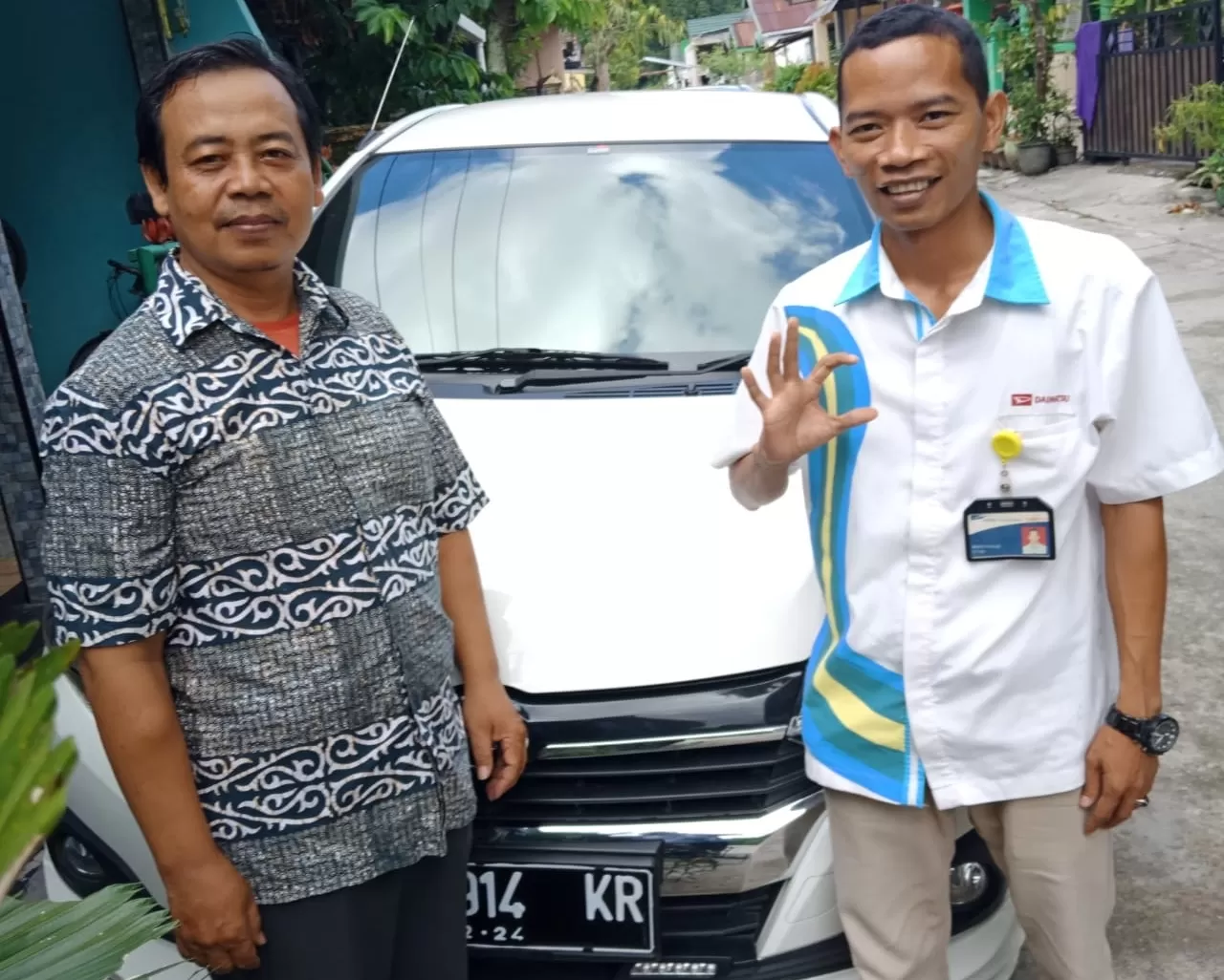 Sogiran (kiri) bangga dan senang memiliki mobil Daihatsu.