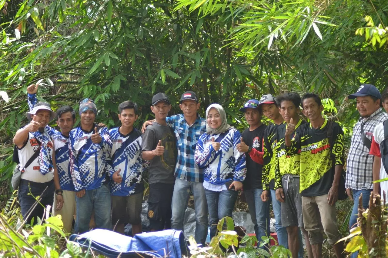 DUKUNG PERLOMBAAN: Arlina saat menghadiri Lomba Balap Ketinting di Desa Tanah Periuk.