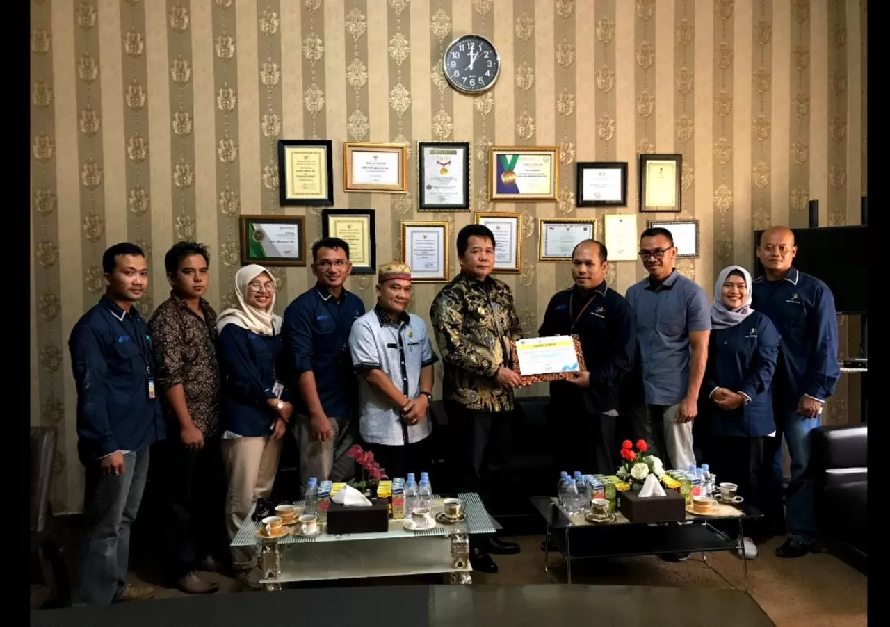 KOMITMEN: Bupati Mahulu Bonifasius Belawan Geh (kelima kanan) didampingi Sekretaris Daerah Yohanes Avun dan Kepala BPS Kubar Widiyantono seusai penandatanganan komitmen menyukseskan Sensus Penduduk 2020.