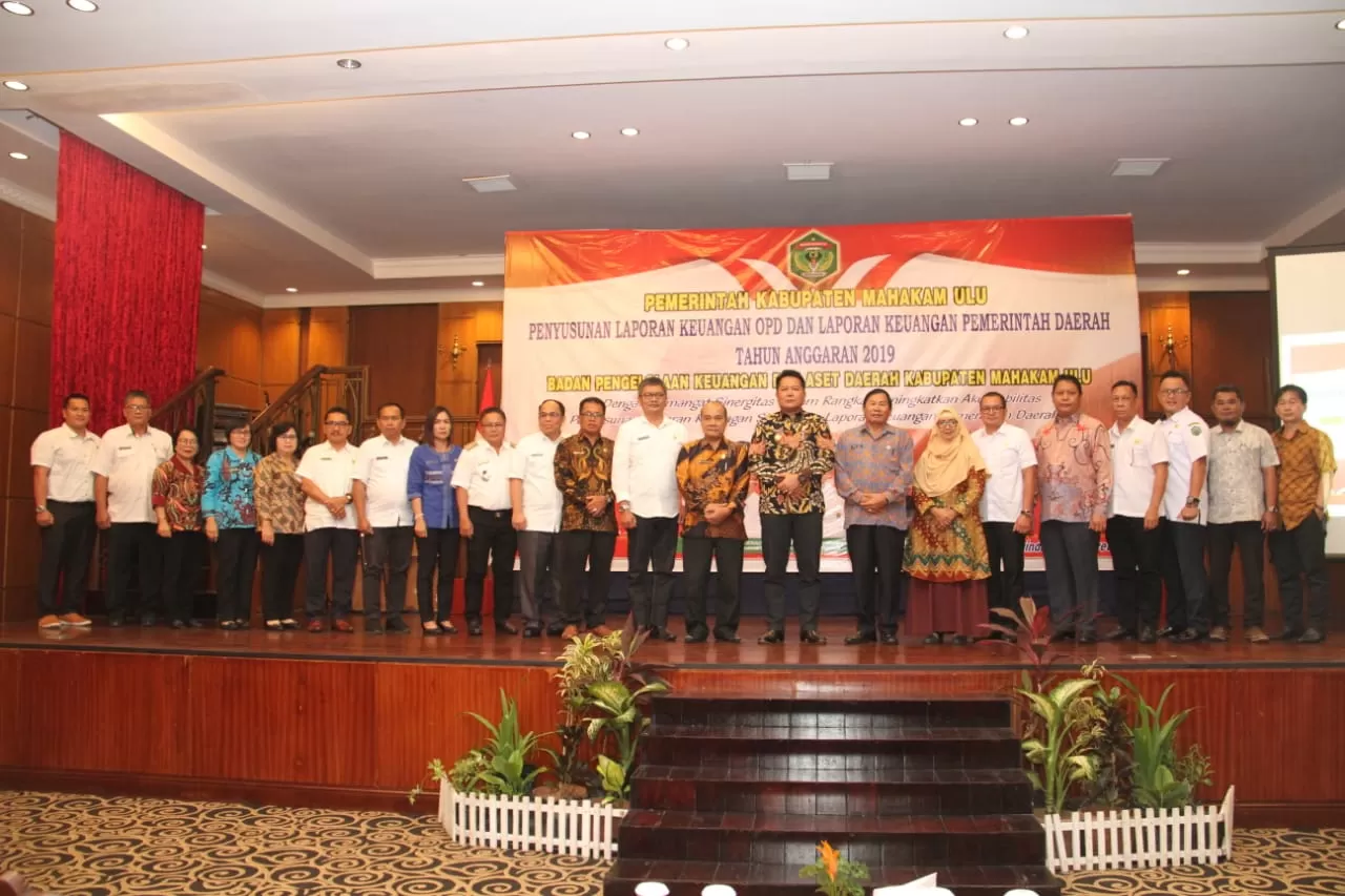 TAMBAH ILMU: Bupati Mahulu Bonifasius Belawan Geh (sembilan kanan) didampingi Wabup Y Juan Jenau (delapan kanan) dan Sekda Yohanes Avun bersama para peserta Pelatihan Penyusunan Laporan Keuangan di Hotel Bumi Senyiur, Rabu (4/3). HMS