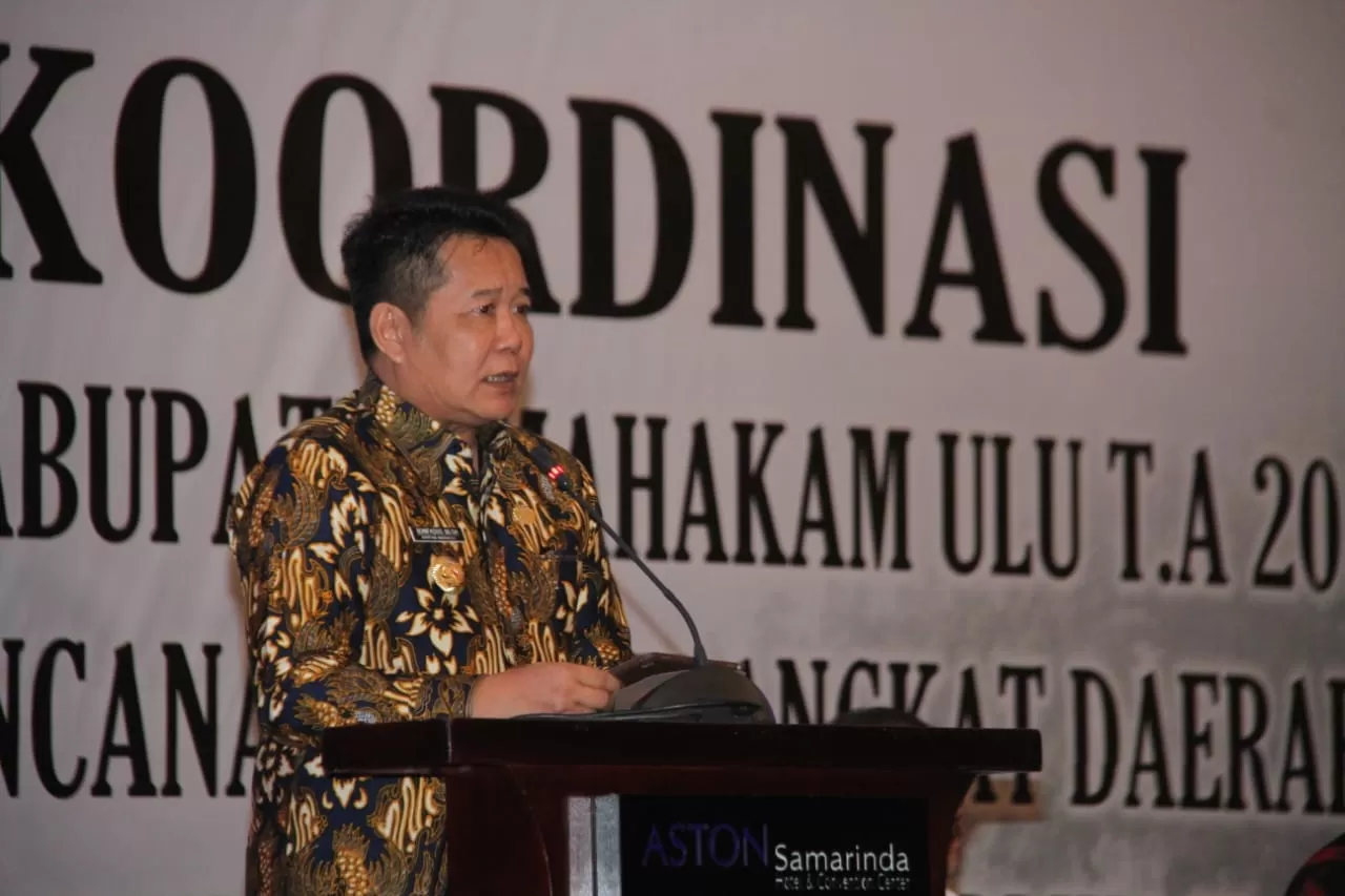SAMAKAN PERSEPSI: Bupati Mahulu Bonifasius Belawan Geh menyampaikan arahan saat membuka Rapat Koordinasi (Rakor) Hasil Evaluasi LAKIP (Laporan Akuntabilitas Kinerja Instansi Pemerintahan) Mahulu 2018, di Hotel Aston, Samarinda, Selasa (3/3). HMS