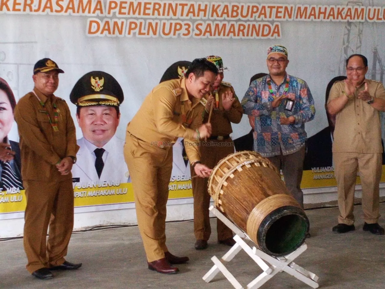 TINGKATKAN KESEJAHTERAAN: Bupati Bonifasius Belawan Geh (kedua kiri) didampingi Wabup Y Juan Jenau dan Sekkab Yohanes Avun (kiri) memukul tuvung pada peresmian peningkatan jam nyala listrik PLN 12 jam di Kampung Long Hubung, Kecamatan Long Hubung, Senin (16/3).