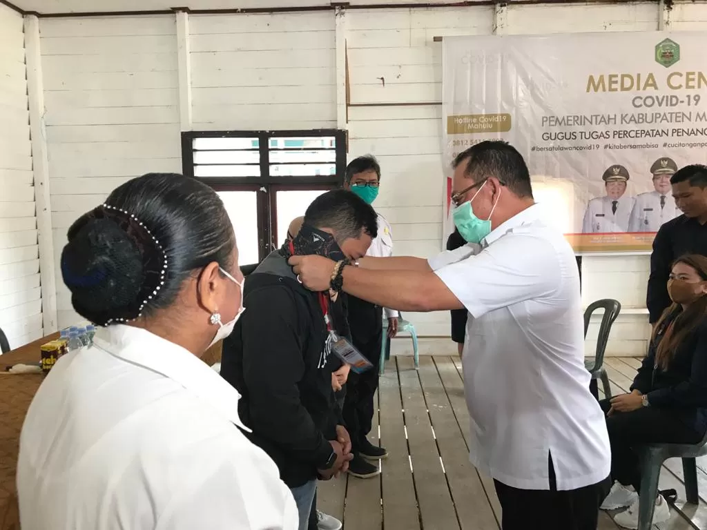 SEMATKAN : Pj. Sekda Mahulu DR Stephanus Madan menyerahakan ID tim verifikasi di Balai Pertemuan Umum (BPU) Ujoh Bilang. Rabu (06/05).