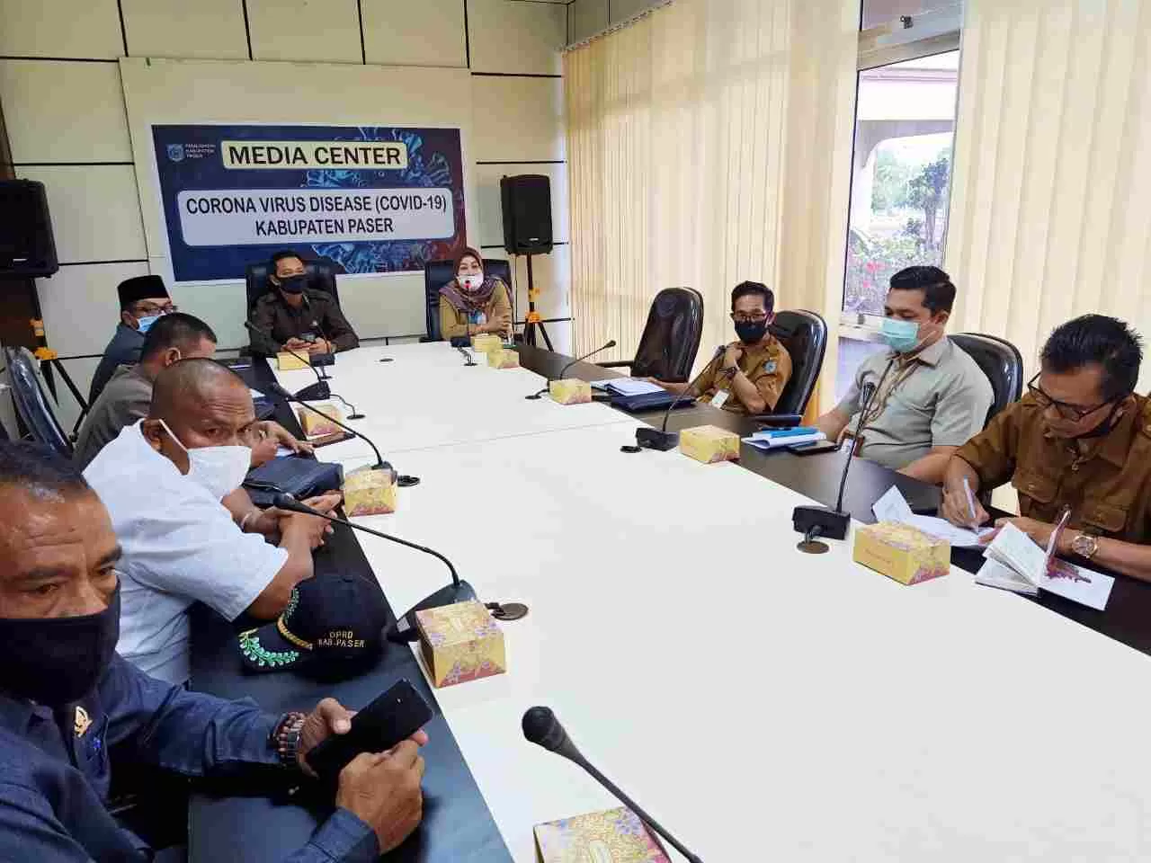 KONFIRMASI ANGGARAN: Ketua DPRD Paser bersama komisi II menyambangi posko gugus tugas, kemarin (21/7).