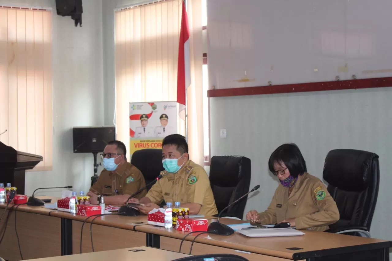 PROYEKSI PENDAPATAN: Bupati Mahulu Bonifasius Belawan Geh (tengah) membuka presentasi laporan akhir kajian pengembangan wisata di Ruang Rapat I Bappelitbangda, Selasa (8/12).