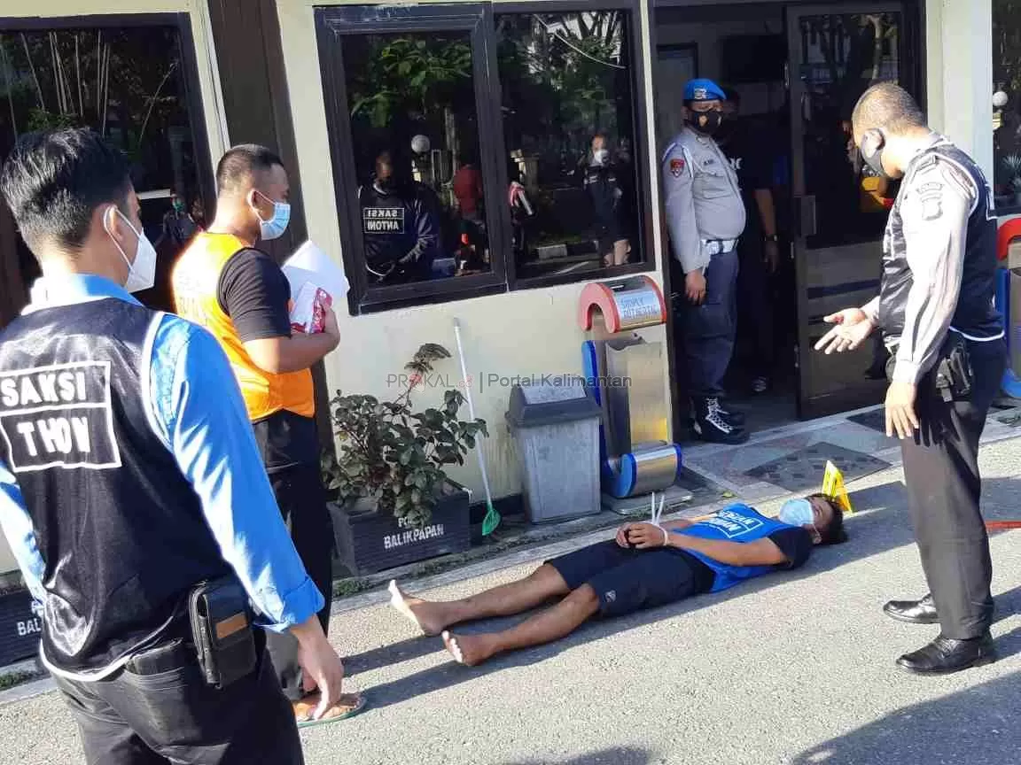Reka ulang adegan penganiayaan terhadap tahanan Herman yang meninggal di Polresta Balikpapan, Selasa (16/3)