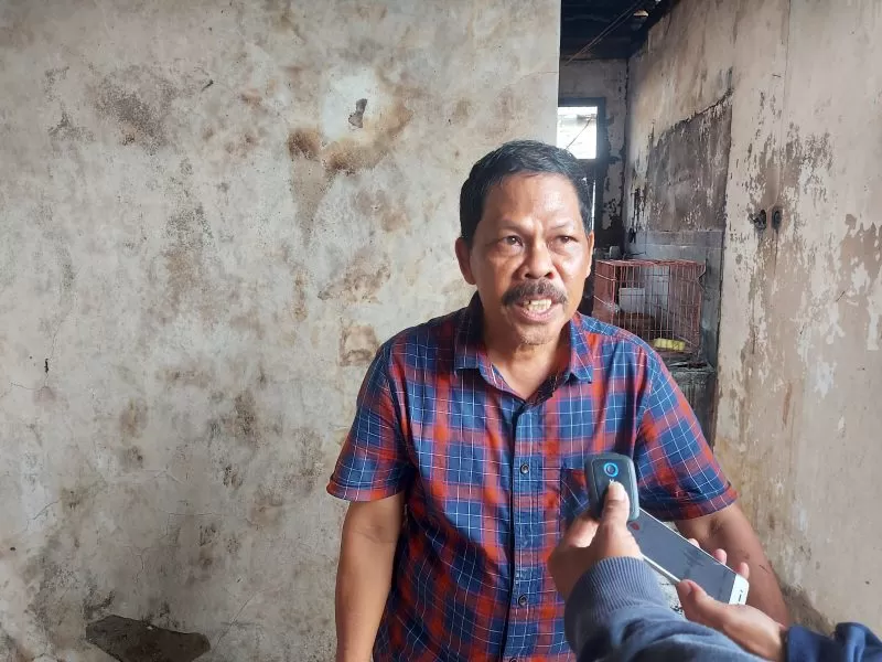 Perajin emas, Haji Nasir (61), turut jadi korban kebakaran di Klandasan Ulu. Total kerugian akibat musibah ini dia taksir mencapai Rp 300 jutaan.