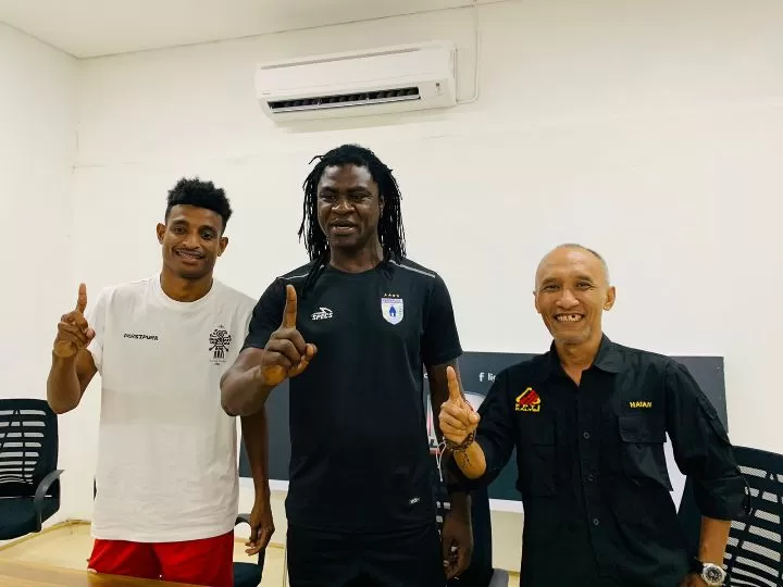 Bio Paulin (tengah) yakin Persipura mampu membawa pulang poin dari lawatan ke Balikpapan.